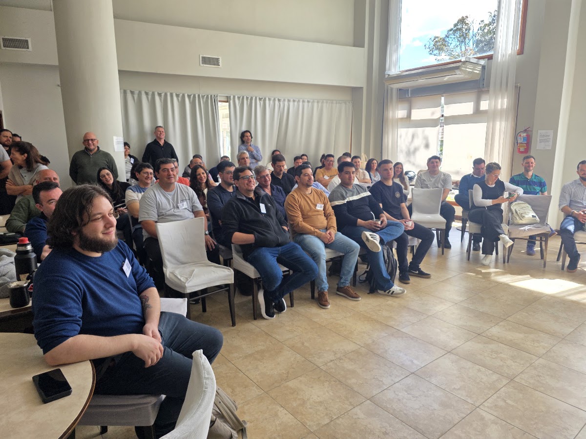 Asistentes reunidos durante una de las charlas