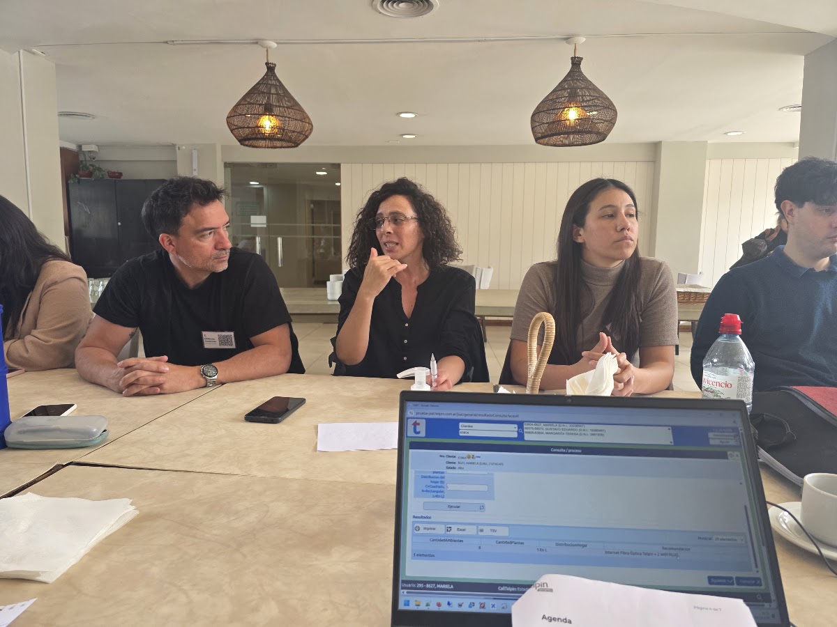 Participantes compartiendo una mesa durante el evento