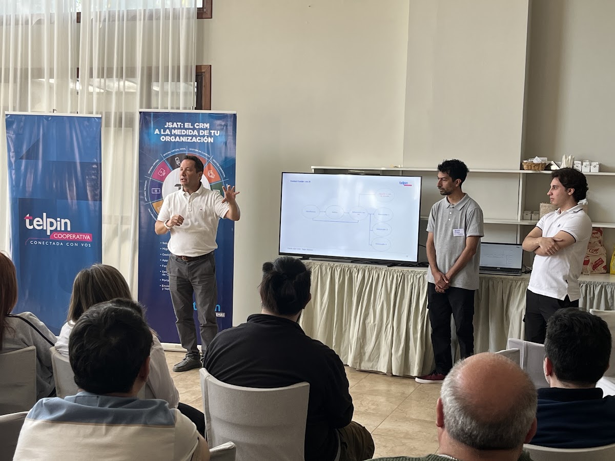 Expositora presentando novedades a los participantes
